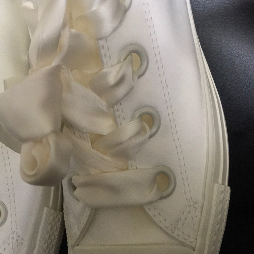 Converse women’s satin big eyelets shoes rare - Picture 3 of 4